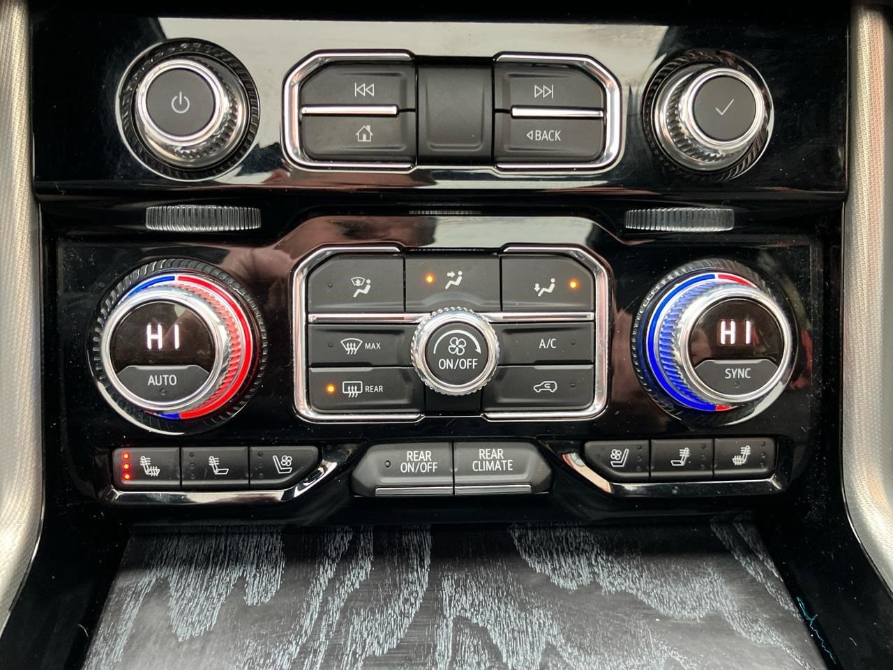 2021 GMC Yukon Denali - Photo 21