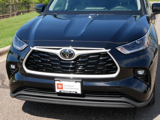 Used 2021 Toyota Highlander XLE with VIN 5TDGZRBH2MS548662 for sale in Maplewood, Minnesota