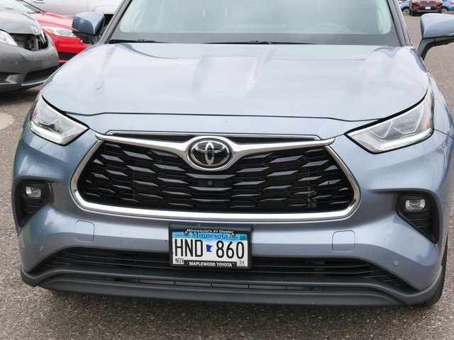 Used 2022 Toyota Highlander Limited with VIN 5TDDZRBH6NS176019 for sale in Maplewood, Minnesota