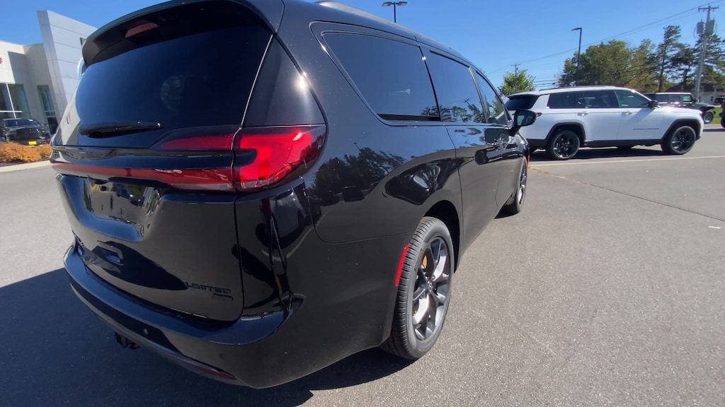 New 2026 Chrysler Pacifica LIMITED AWD Passenger Van