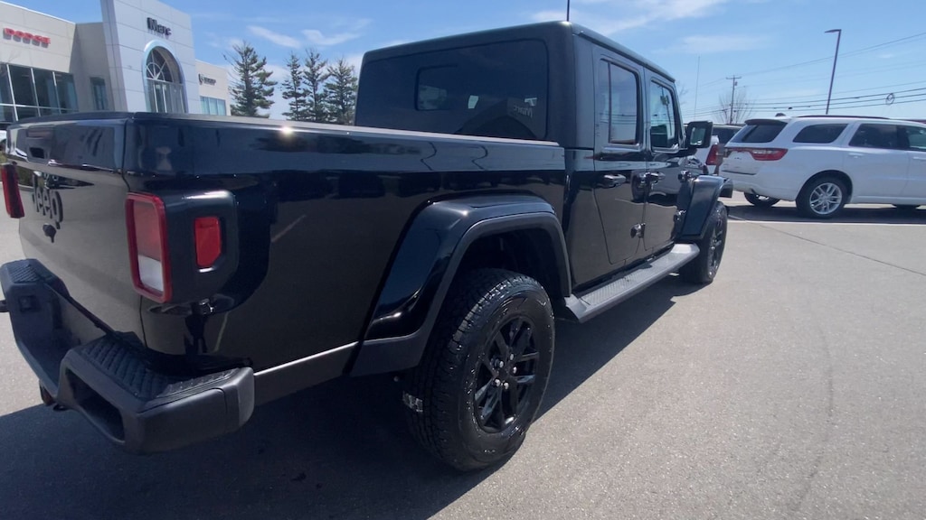 Used 2023 Jeep Gladiator Sport Truck Crew Cab