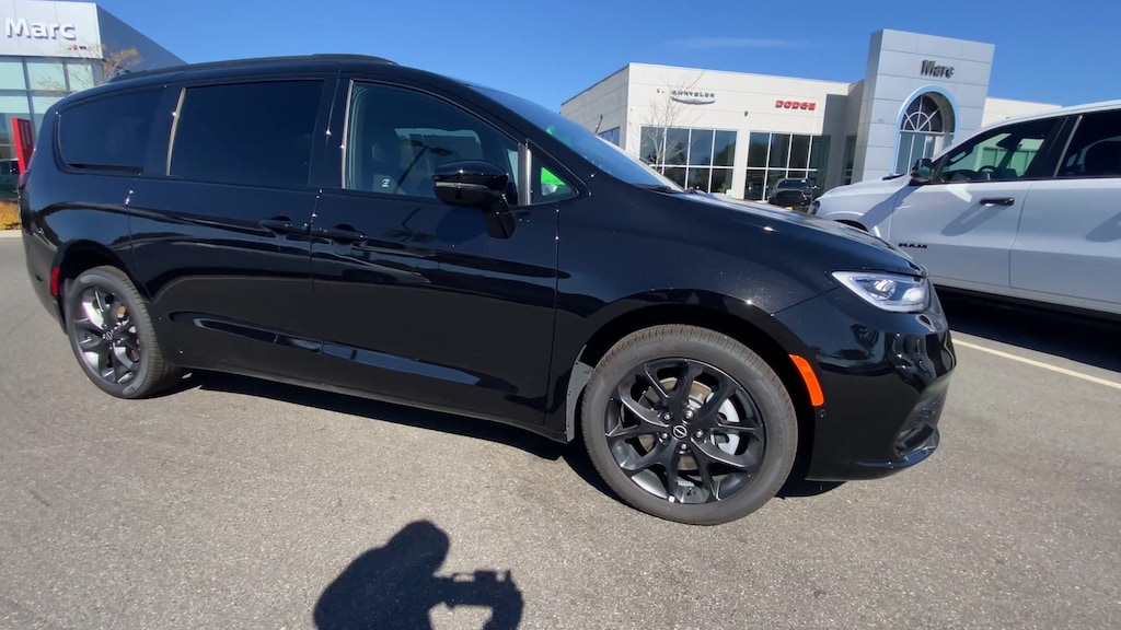 New 2026 Chrysler Pacifica LIMITED AWD Passenger Van