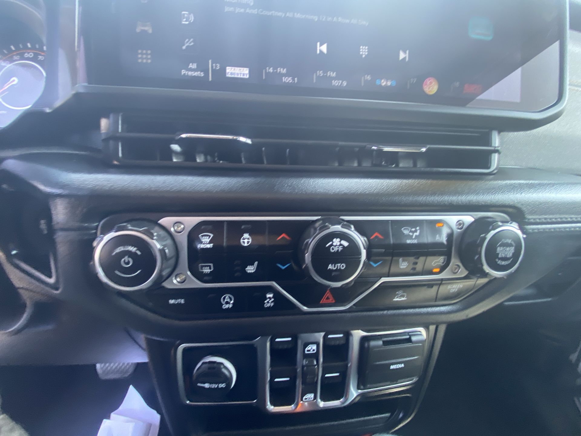 2024 Jeep Wrangler 4-Door Sahara - Photo 18