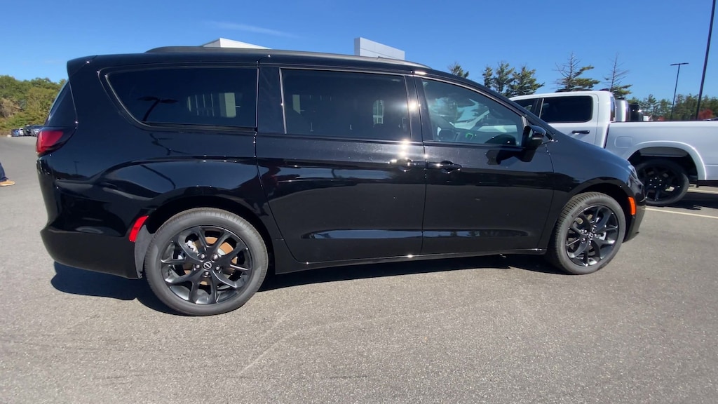 New 2026 Chrysler Pacifica LIMITED AWD Passenger Van