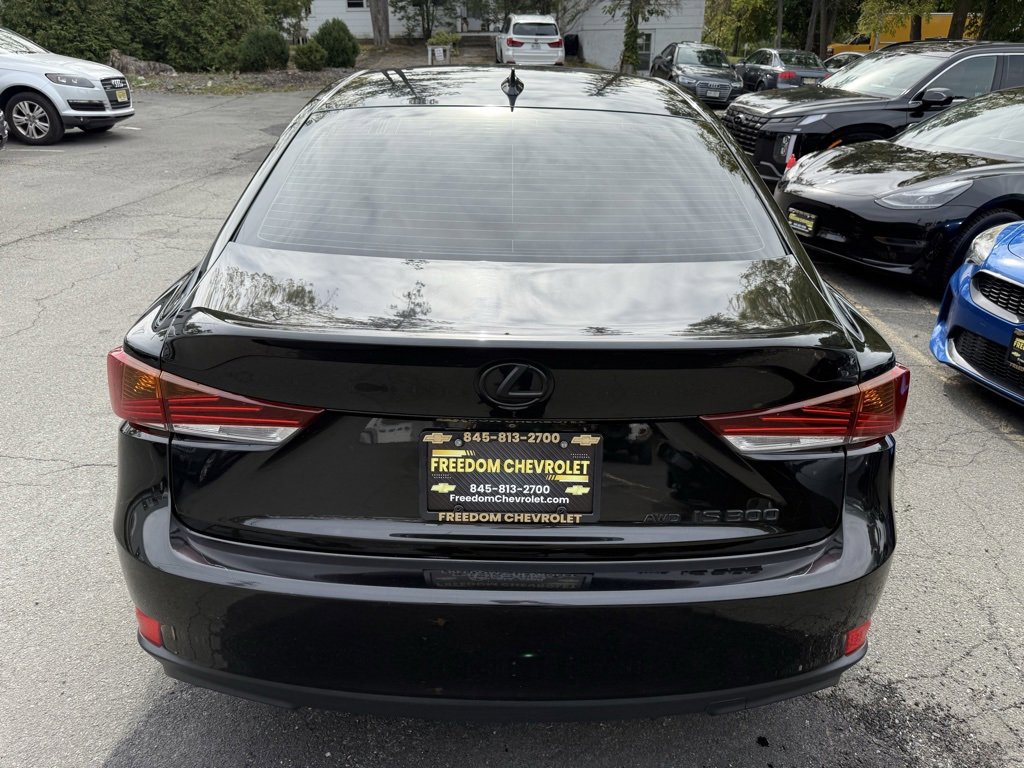 2019 Lexus IS 300 photo 4