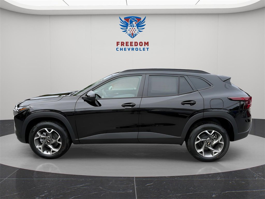 2025 Chevrolet Trax LT photo 2