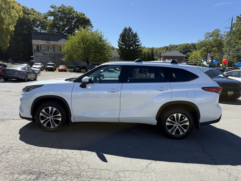 2022 Toyota Highlander Hybrid XLE photo 2