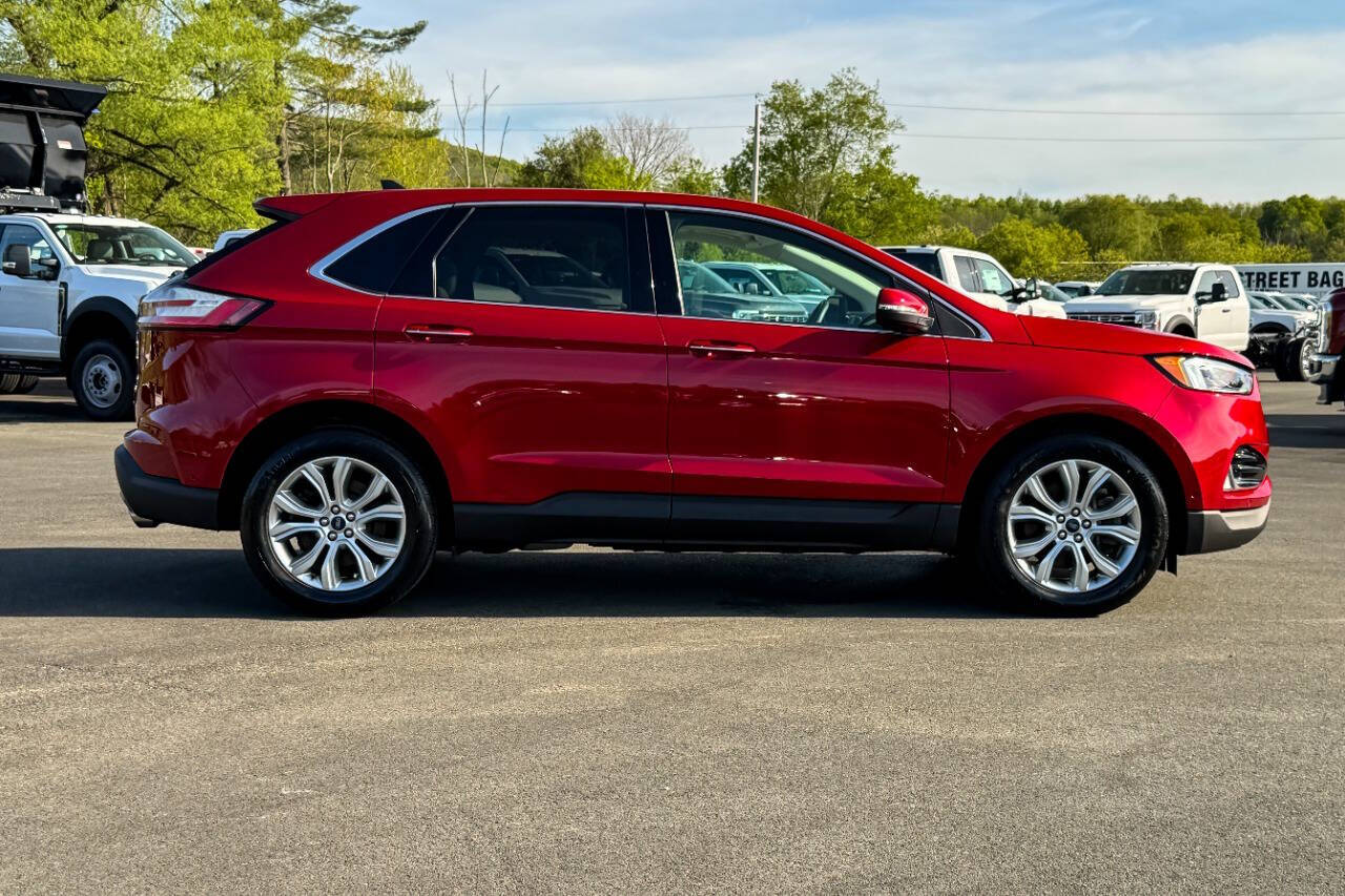 2021 Ford Edge Titanium photo 2
