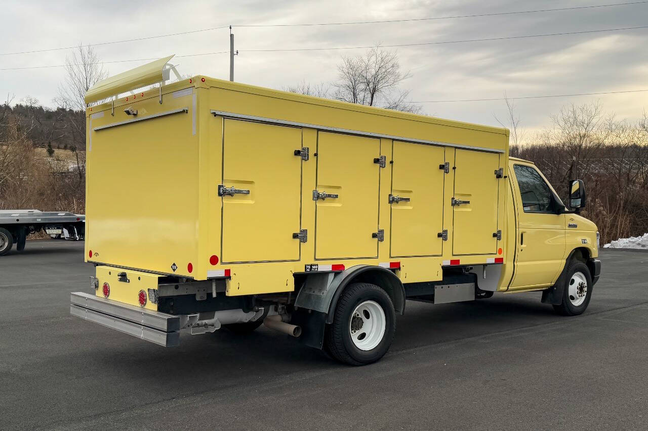 2022 Ford E-450 photo 3
