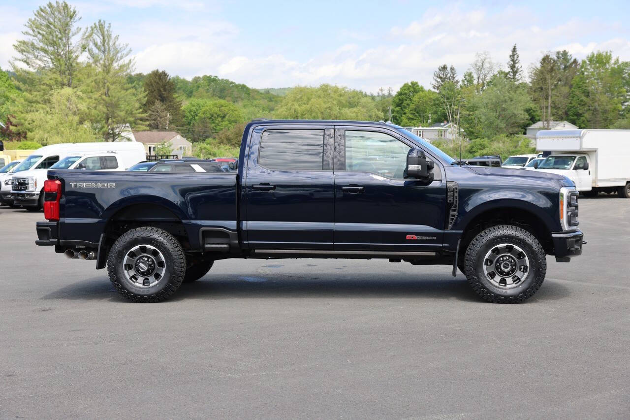2023 Ford F-250 Lariat photo 2