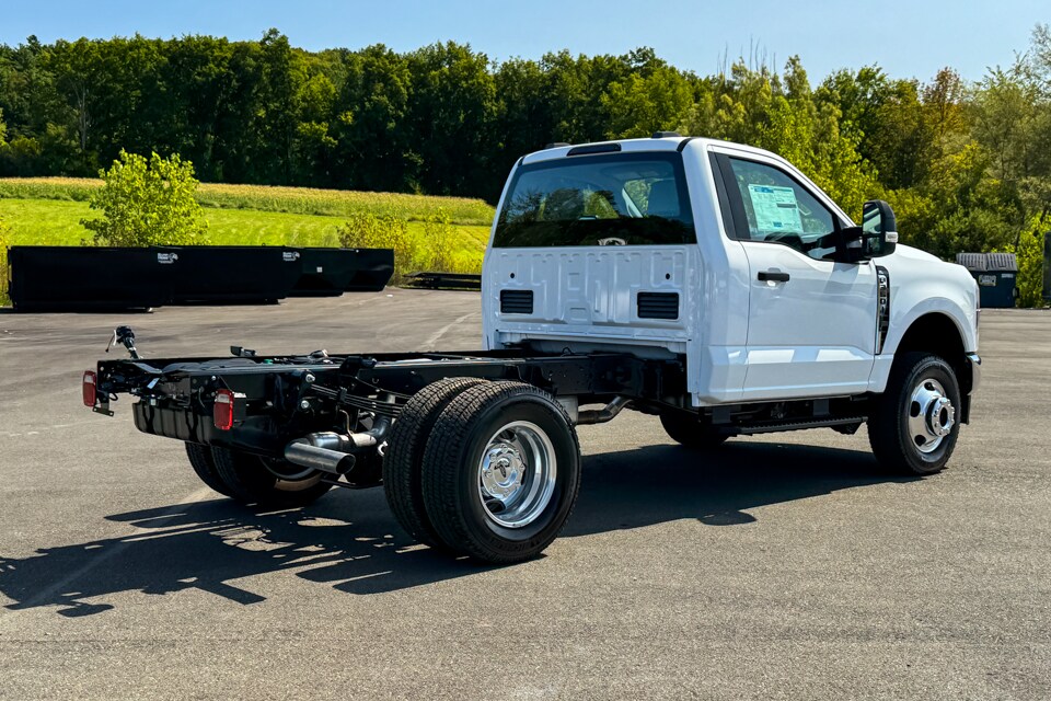 2026 Ford F-350 photo 3
