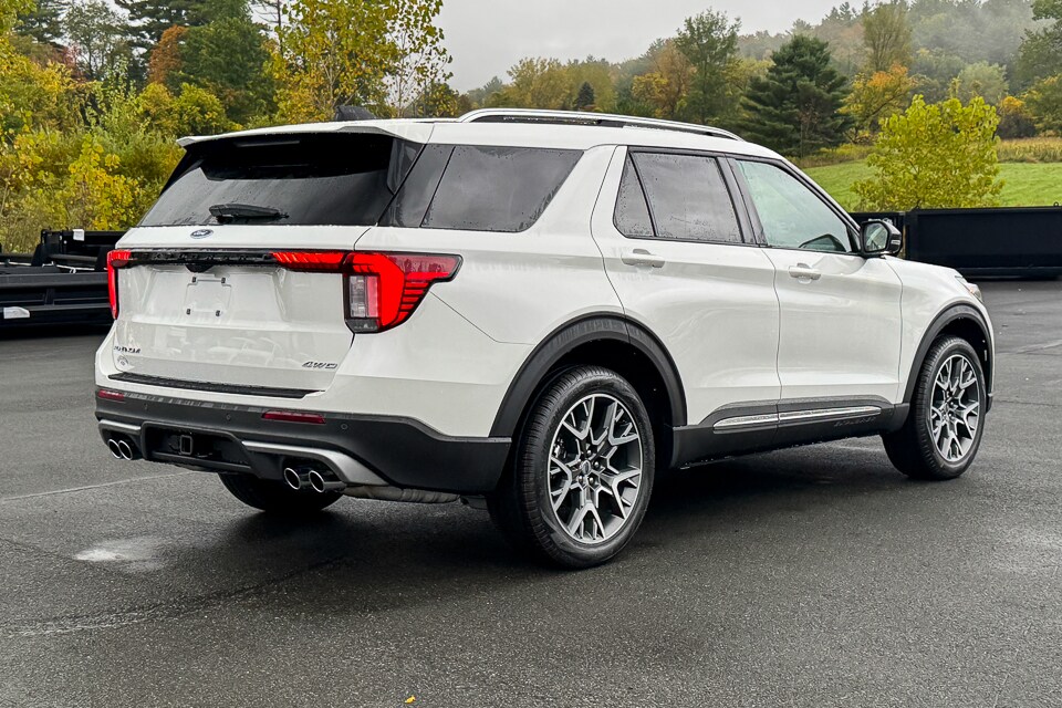 2025 Ford Explorer Platinum photo 2