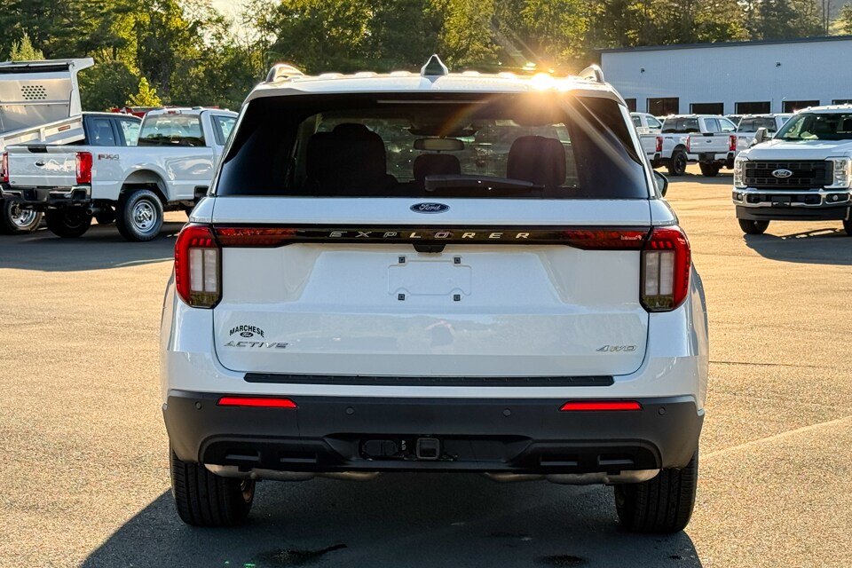 2025 Ford Explorer photo 3