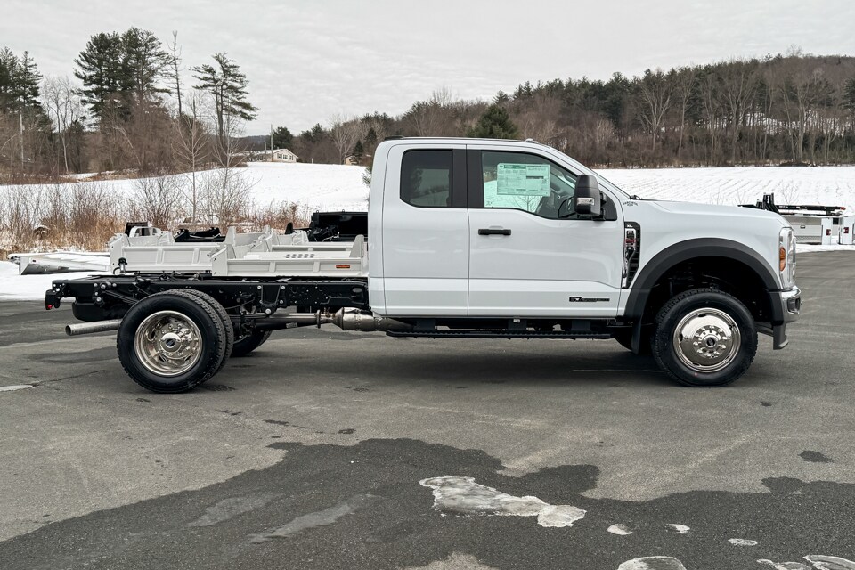 2025 Ford F-550 photo 2