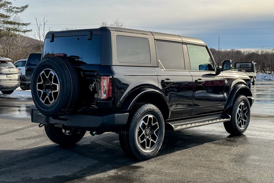 2025 Ford Bronco Outer Banks photo 3