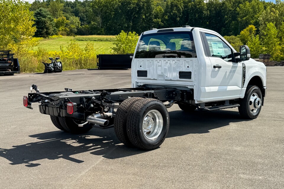 2026 Ford F-350 photo 3