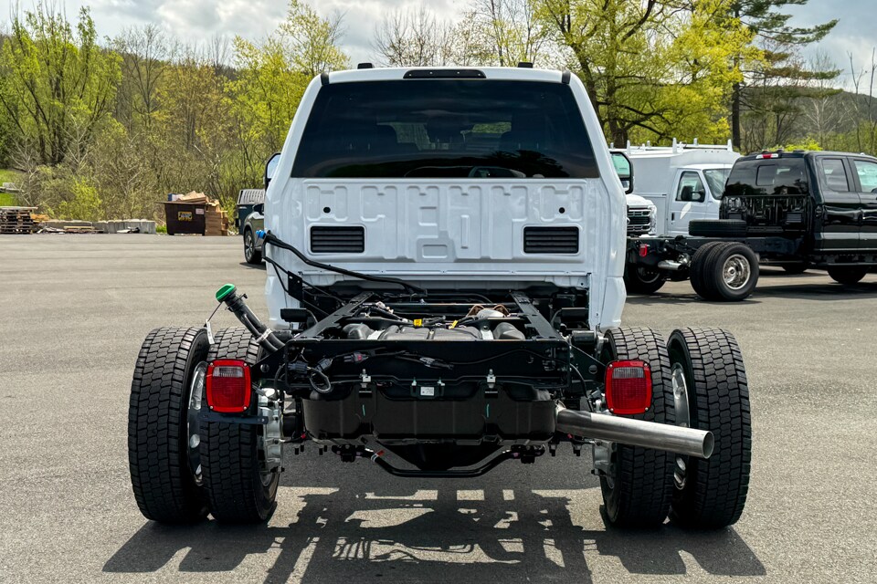 2025 Ford F-550 photo 4