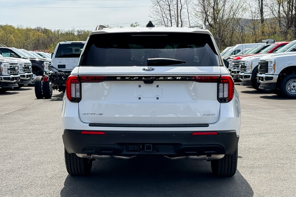 2025 Ford Explorer photo 4