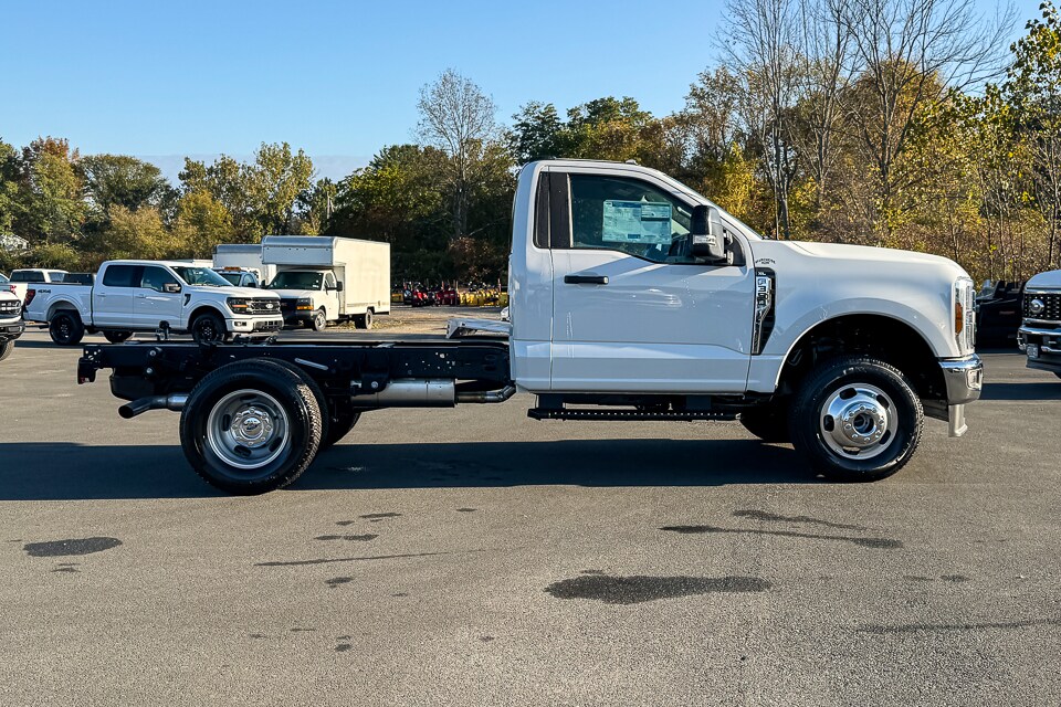 2026 Ford F-350 photo 2