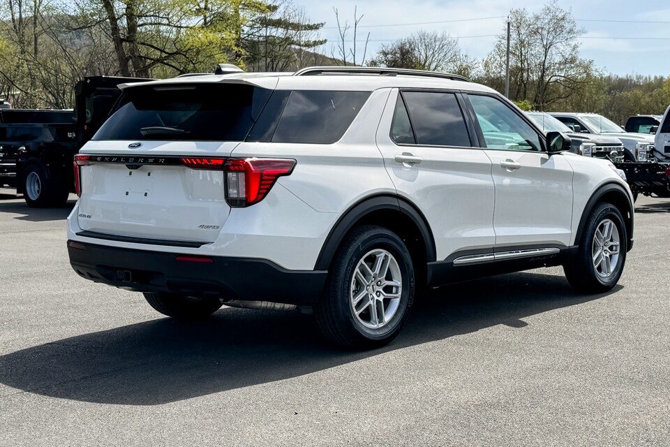 2025 Ford Explorer photo 3