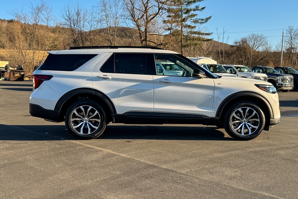 2025 Ford Explorer ST-Line photo 2