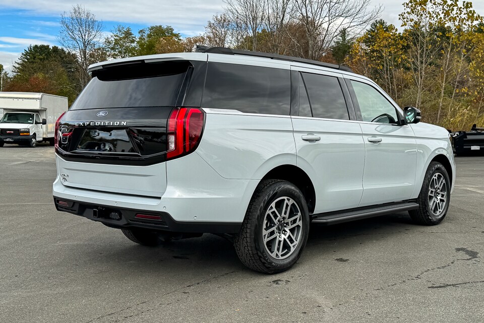 2025 Ford Expedition photo 3
