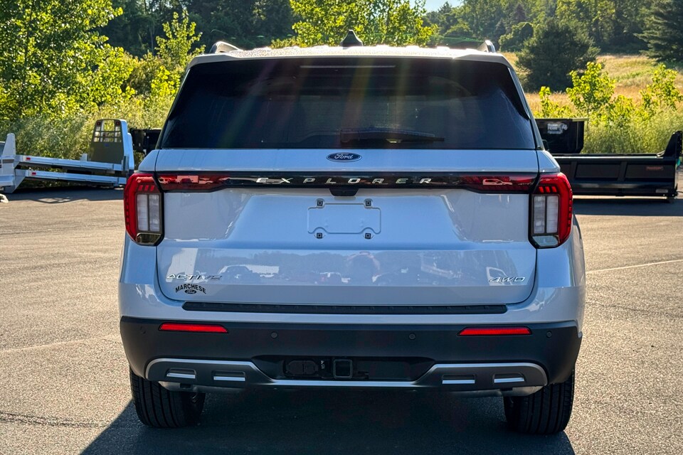 2025 Ford Explorer photo 4
