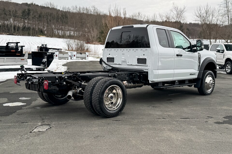 2025 Ford F-550 photo 3