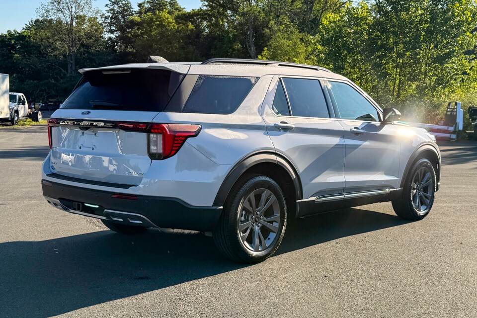 2025 Ford Explorer photo 3