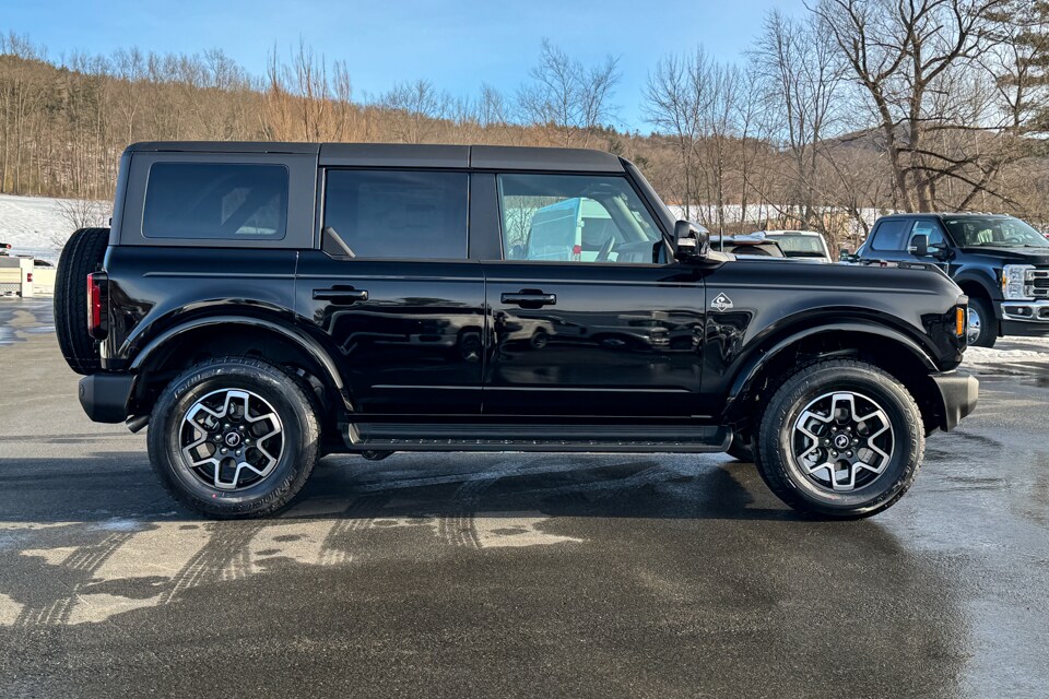 2025 Ford Bronco Outer Banks photo 2