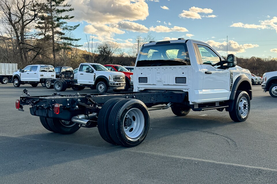 2025 Ford F-600 photo 3