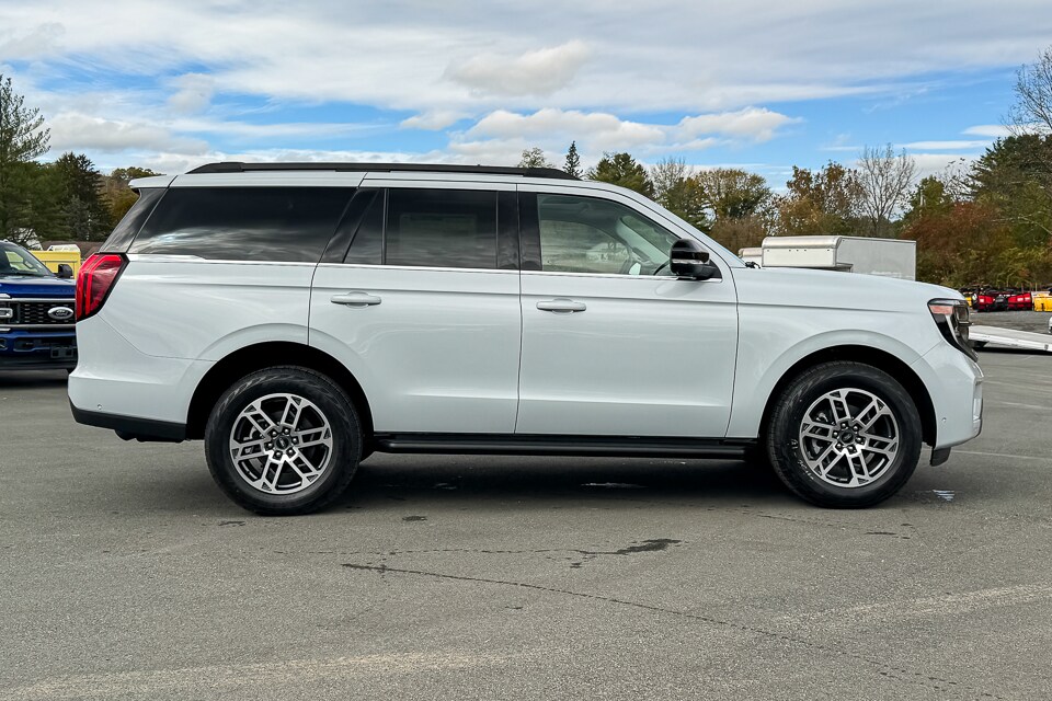 2025 Ford Expedition photo 2