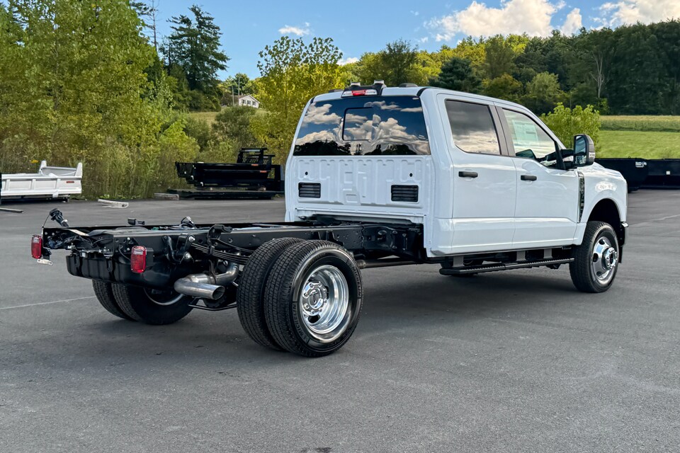 2026 Ford F-350 photo 3