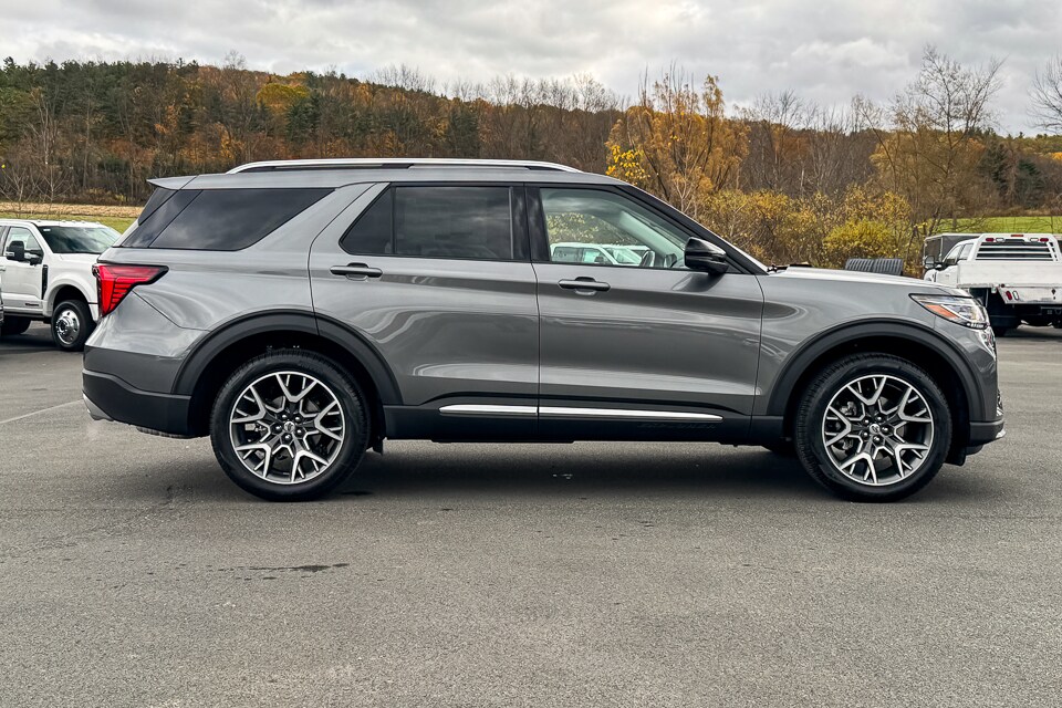 2025 Ford Explorer Platinum photo 2