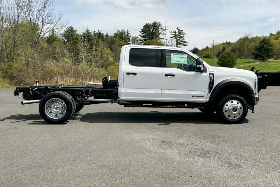 2025 Ford F-550 photo 2