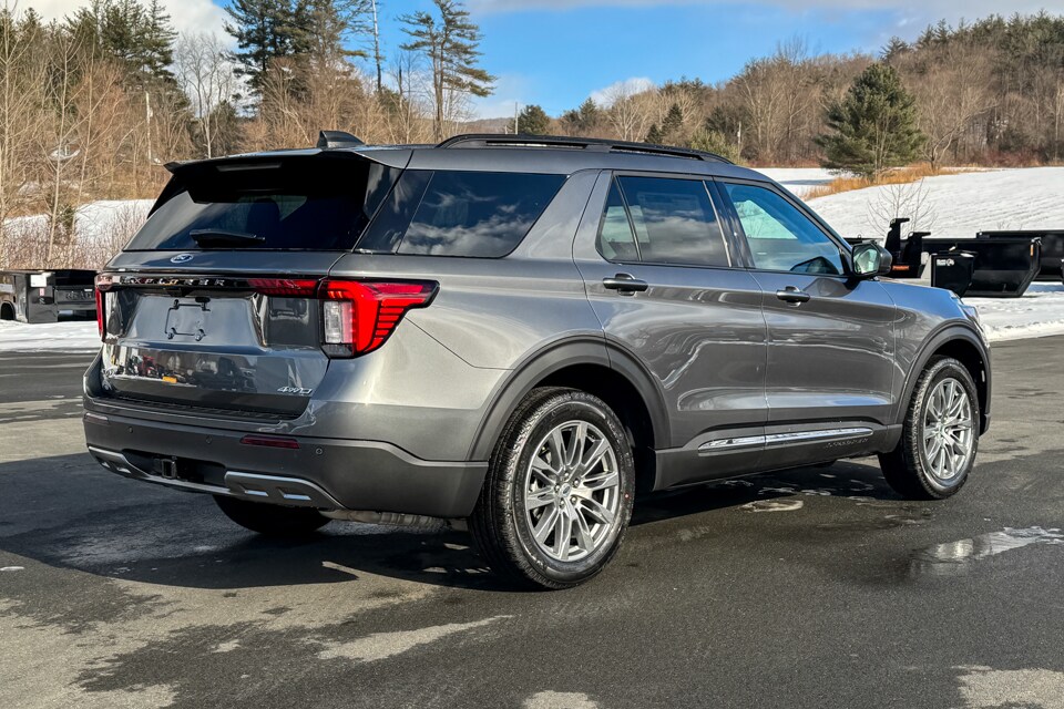 2025 Ford Explorer photo 3