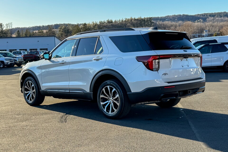 2025 Ford Explorer ST-Line photo 4