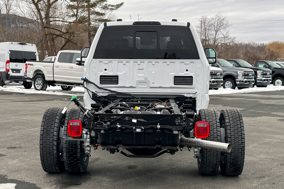2025 Ford F-550 photo 4