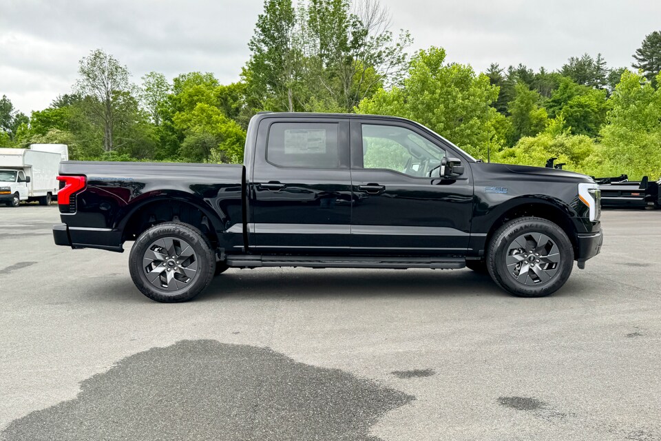 2025 Ford F-150 Lightning Lariat photo 2