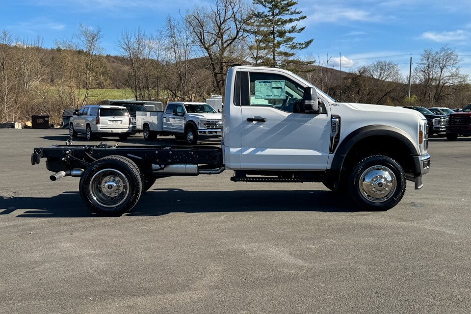 2025 Ford F-450 photo 2