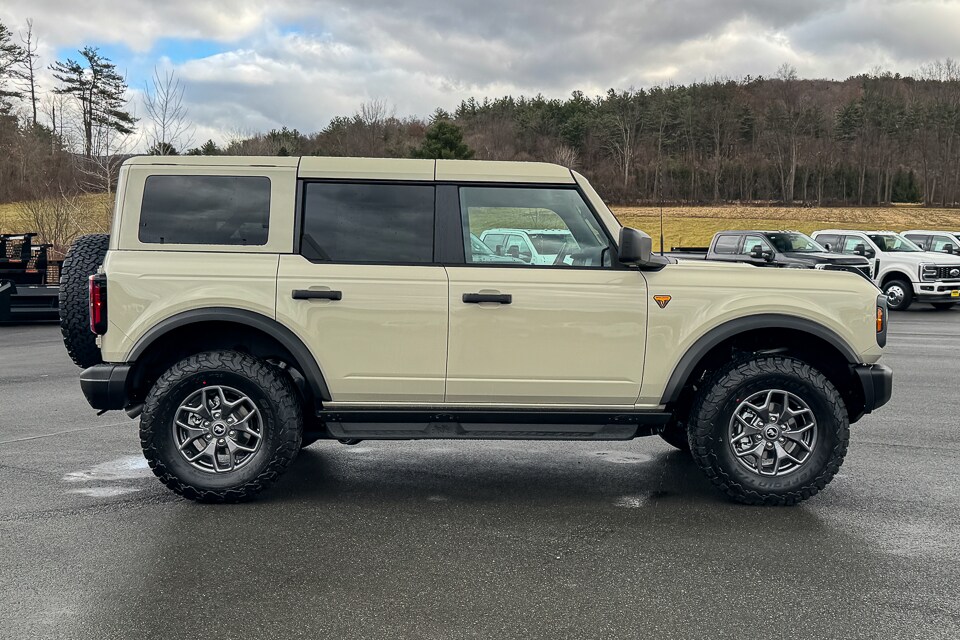2025 Ford Bronco Badlands photo 2