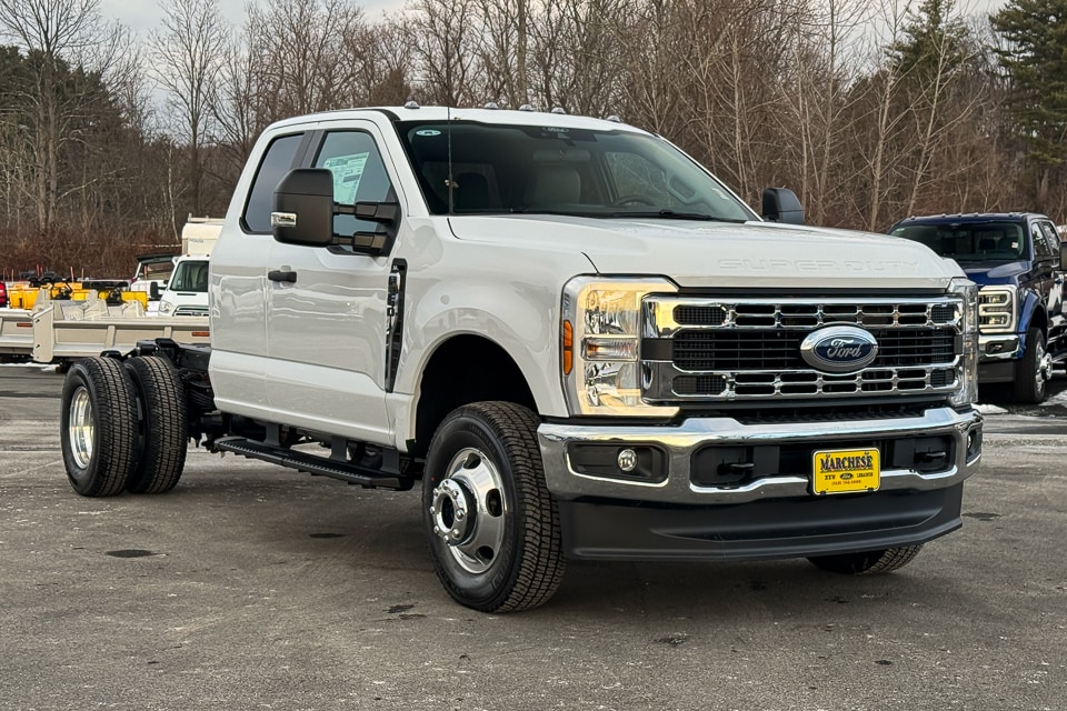 2026 Ford F-350 Super Duty Chassis Cab's photo