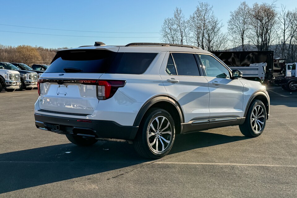 2025 Ford Explorer ST-Line photo 3