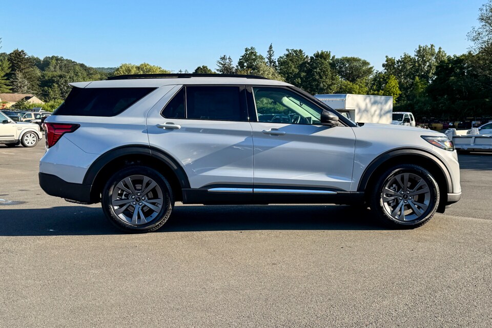 2025 Ford Explorer photo 2