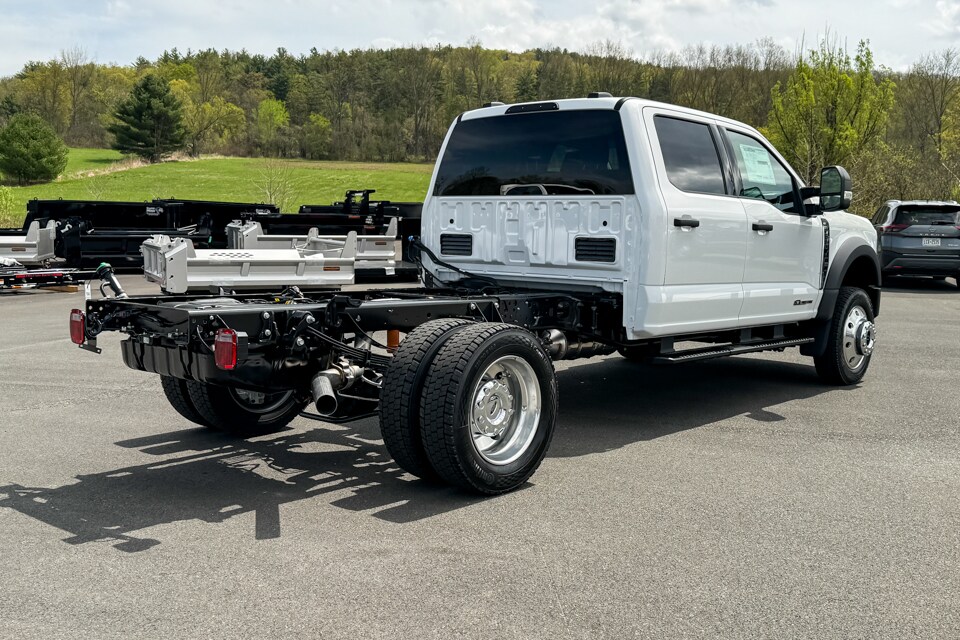 2025 Ford F-550 photo 3
