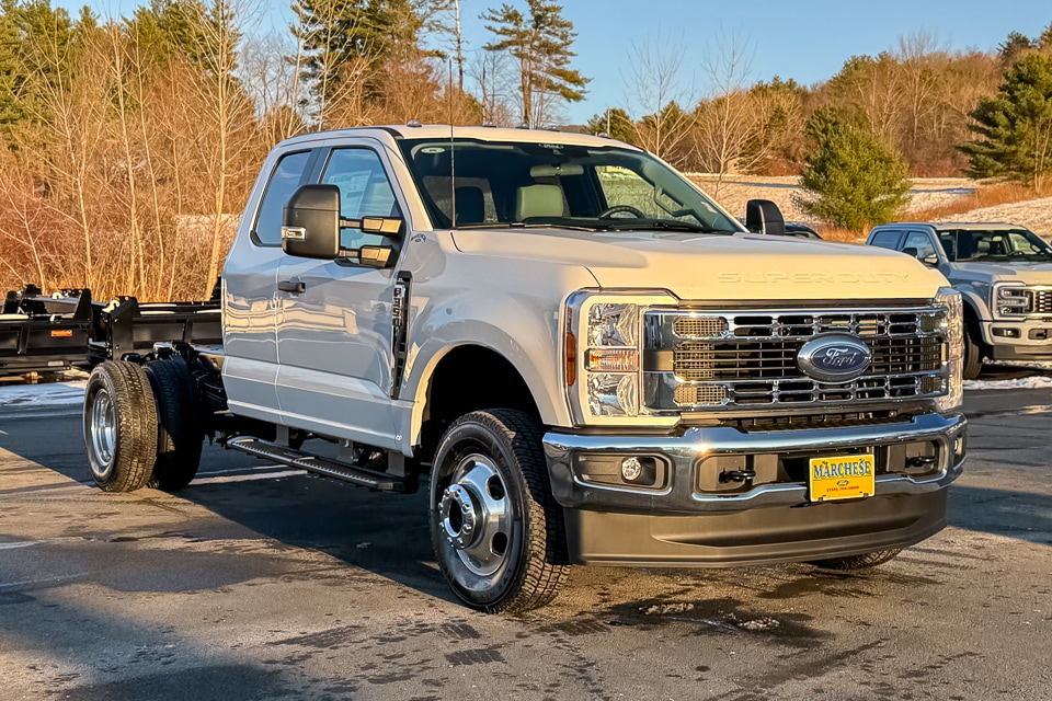2026 Ford F-350 Super Duty Chassis Cab XL's photo