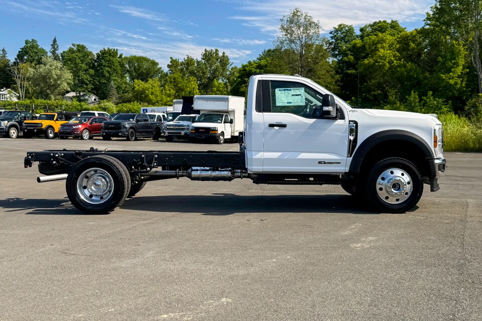 2025 Ford F-600 photo 2