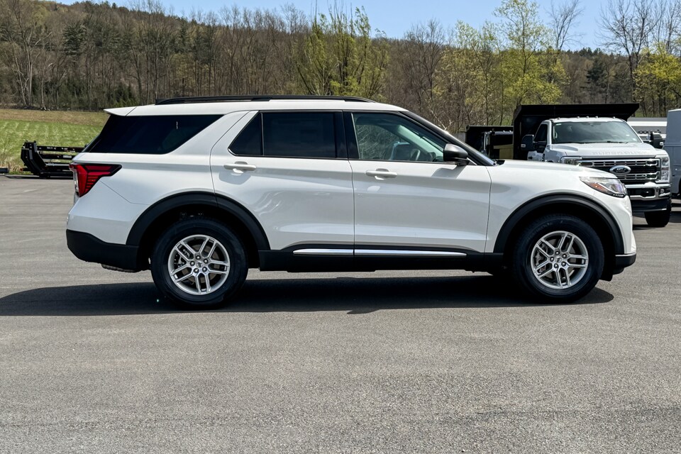 2025 Ford Explorer photo 2