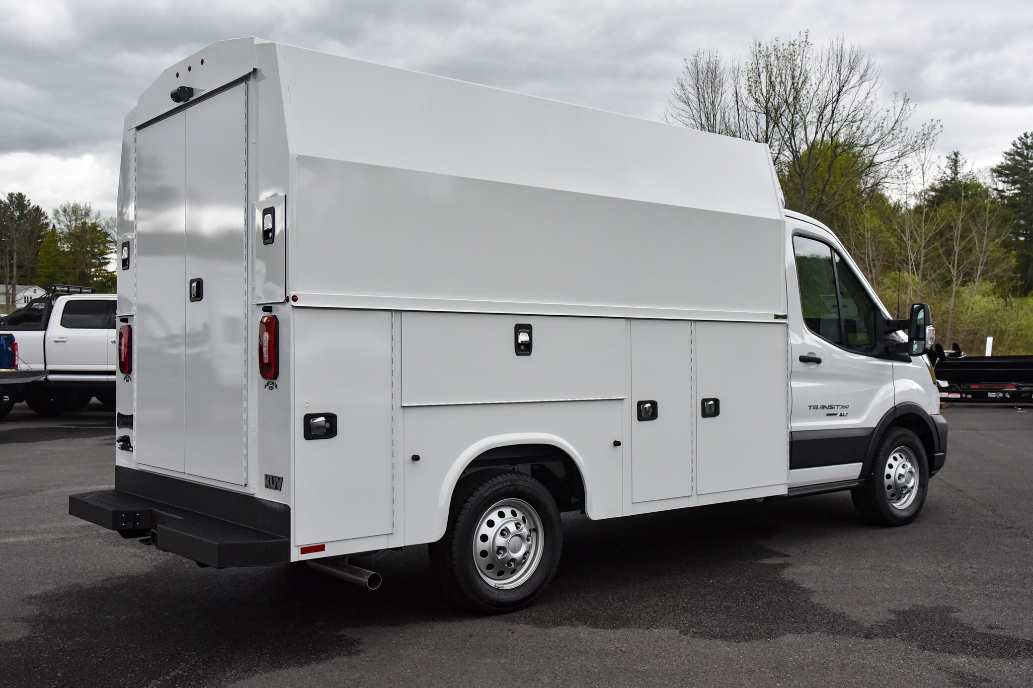 2024 Ford Transit Cutaway photo 3