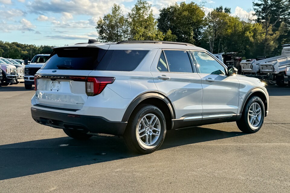 2025 Ford Explorer photo 2